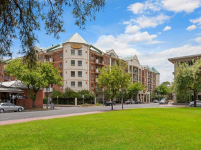 Spacious 4 BR and 2 Bathrooms City Apartment, Adelaide